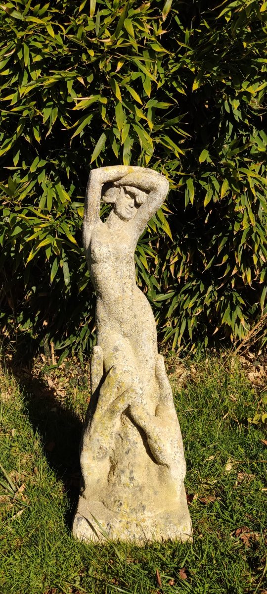 Femme aux Mains Nues